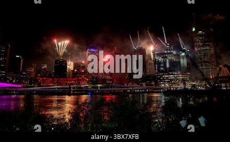 Feux d'artifice à Brisbane dans le cadre du Riverfest annuel Banque D'Images