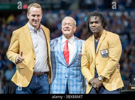 19 septembre 2021 : les anciens joueurs des Colts Peyton Manning et Edgerrin James posent avec leur Hall of Rings avec le propriétaire Jim Irsay pendant la mi-temps de l'action de football NFL entre les Rams de Los Angeles et les Colts d'Indianapolis au Lucas Oil Stadium à Indianapolis, Indiana. Los Angeles a battu Indianapolis 27-24. John Mersits/CSM.(image de crédit : &copy ; John Mersits/CSM via ZUMA Wire) Banque D'Images