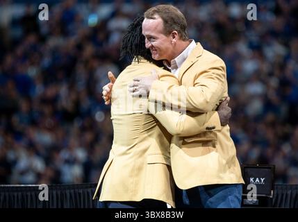 19 septembre 2021 : Edgerrin James et Peyton Manning lors de la cérémonie de ring du Hall of Fame de la mi-temps entre les Rams de Los Angeles et les Colts d'Indianapolis au Lucas Oil Stadium à Indianapolis, Indiana. Los Angeles a battu Indianapolis 27-24. John Mersits/CSM.(image de crédit : &copy ; John Mersits/CSM via ZUMA Wire) Banque D'Images