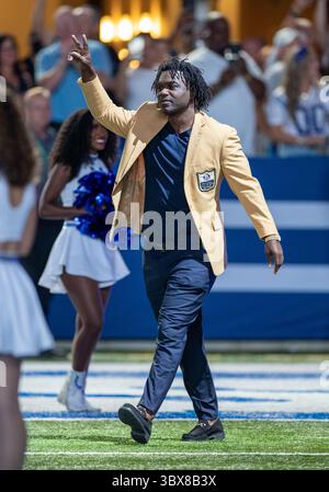 19 septembre 2021 : Edgerrin James marche sur le terrain lors de la cérémonie du Ring Hall of Fame de la mi-temps entre les Rams de Los Angeles et les Colts d'Indianapolis au Lucas Oil Stadium à Indianapolis, Indiana. Los Angeles a battu Indianapolis 27-24. John Mersits/CSM.(image de crédit : &copy ; John Mersits/CSM via ZUMA Wire) Banque D'Images