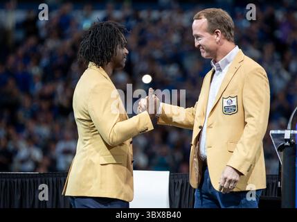 19 septembre 2021 : Edgerrin James et Peyton Manning lors de la cérémonie de ring du Hall of Fame de la mi-temps entre les Rams de Los Angeles et les Colts d'Indianapolis au Lucas Oil Stadium à Indianapolis, Indiana. Los Angeles a battu Indianapolis 27-24. John Mersits/CSM.(image de crédit : &copy ; John Mersits/CSM via ZUMA Wire) Banque D'Images