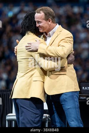19 septembre 2021 : Edgerrin James et Peyton Manning lors de la cérémonie de ring du Hall of Fame de la mi-temps entre les Rams de Los Angeles et les Colts d'Indianapolis au Lucas Oil Stadium à Indianapolis, Indiana. Los Angeles a battu Indianapolis 27-24. John Mersits/CSM.(image de crédit : &copy ; John Mersits/CSM via ZUMA Wire) Banque D'Images