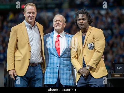 19 septembre 2021 : les anciens joueurs des Colts Peyton Manning et Edgerrin James posent avec leur Hall of Rings avec le propriétaire Jim Irsay pendant la mi-temps de l'action de football NFL entre les Rams de Los Angeles et les Colts d'Indianapolis au Lucas Oil Stadium à Indianapolis, Indiana. Los Angeles a battu Indianapolis 27-24. John Mersits/CSM.(image de crédit : &copy ; John Mersits/CSM via ZUMA Wire) Banque D'Images