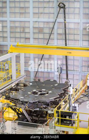 Jan 3, 2016 - Northrop Grumman, Californie, États-Unis - le télescope spatial James Webb (JWST ou Webb) est un télescope spatial conjoint de l'ESA de la NASA qui devrait succéder au télescope spatial Hubble en tant que mission phare d'astrophysique de la NASA. Le JWST fournira une résolution infrarouge et une sensibilité améliorées par rapport à Hubble, et permettra un large éventail d'études dans les domaines de l'astronomie et de la cosmologie, y compris l'observation de certains des événements et objets les plus lointains de l'univers, tels que la formation des premières galaxies, et la caractérisation atmosphérique d'exoplanètes potentiellement habitables. Banque D'Images