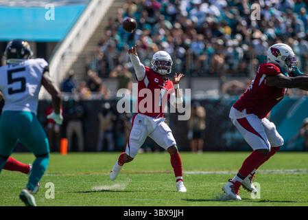 26 septembre 2021, Jacksonville, Floride, États-Unis : le quarterback des Arizona Cardinals Kyler MURRAY (1) laisse la balle voler au troisième quart-temps contre les Jaguars de Jacksonville au TIAA Bank Field à Jacksonville, en Floride. Les Cardinals de l'Arizona battent les Jaguars de Jacksonville 31-19. (Crédit image : © Michael Johnson/ZUMA Press Wire) Banque D'Images