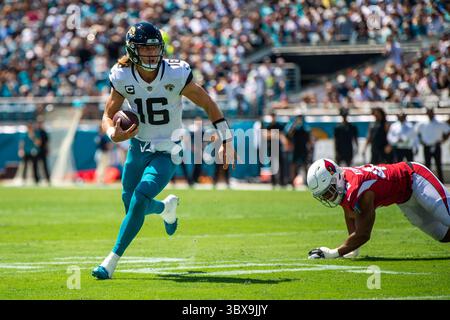 26 septembre 2021, Jacksonville, Floride, États-Unis : le quarterback des Jaguars de Jacksonville TREVOR LAWRENCE (16 ans) sort de la poche contre les Cardinals de l'Arizona au deuxième trimestre au TIAA Bank Field à Jacksonville, en Floride. Les Cardinals de l'Arizona battent les Jaguars de Jacksonville 31-19. (Crédit image : © Michael Johnson/ZUMA Press Wire) Banque D'Images