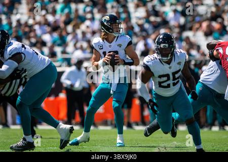 26 septembre 2021, Jacksonville, Floride, États-Unis : le quarterback des Jaguars de Jacksonville TREVOR LAWRENCE (16 ans) s'installe dans la poche contre les Cardinals de l'Arizona au deuxième trimestre au TIAA Bank Field à Jacksonville, en Floride. Les Cardinals de l'Arizona battent les Jaguars de Jacksonville 31-19. (Crédit image : © Michael Johnson/ZUMA Press Wire) Banque D'Images