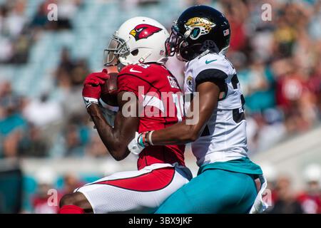 26 septembre 2021, Jacksonville, Floride, États-Unis : Arizona Cardinals Wide receveur A.J. GREEN (18) fait la prise contre Jacksonville Jaguars sécurité ANDRE CISCO (38) au quatrième trimestre à TIAA Bank Field à Jacksonville, Floride. Les Cardinals de l'Arizona battent les Jaguars de Jacksonville 31-19. (Crédit image : © Michael Johnson/ZUMA Press Wire) Banque D'Images