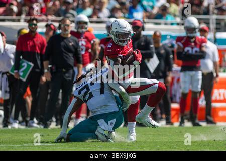 26 septembre 2021, Jacksonville, Floride, États-Unis : Arizona Cardinals Running Back CHASE EDMONDS (2) tourne autour de la tentative d'attaque du cornerback des Jaguars Jacksonville CHRIS CLAYBROOKS (27) au troisième trimestre au TIAA Bank Field à Jacksonville, Floride. Les Cardinals de l'Arizona battent les Jaguars de Jacksonville 31-19. (Crédit image : © Michael Johnson/ZUMA Press Wire) Banque D'Images