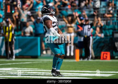 26 septembre 2021, Jacksonville, Floride, États-Unis : Jacksonville Jaguars Running Back JAMES ROBINSON (25) célèbre le touchdown du troisième quart-temps contre les Cardinals de l'Arizona au TIAA Bank Field à Jacksonville, Floride. Les Cardinals de l'Arizona battent les Jaguars de Jacksonville 31-19. (Crédit image : © Michael Johnson/ZUMA Press Wire) Banque D'Images