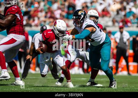 26 septembre 2021, Jacksonville, Floride, États-Unis : le quarterback des Arizona Cardinals Kyler MURRAY (1) tente d'échapper à l'attaque défensive des Jacksonville Jaguars TAVEN BRYAN (93) au quatrième trimestre au TIAA Bank Field à Jacksonville, en Floride. Les Cardinals de l'Arizona battent les Jaguars de Jacksonville 31-19. (Crédit image : © Michael Johnson/ZUMA Press Wire) Banque D'Images