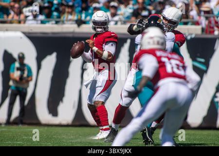 26 septembre 2021, Jacksonville, Floride, États-Unis : le quarterback des Arizona Cardinals Kyler MURRAY (1) regarde Field au deuxième quart-temps contre les Jaguars de Jacksonville au TIAA Bank Field à Jacksonville, en Floride. Les Cardinals de l'Arizona battent les Jaguars de Jacksonville 31-19. (Crédit image : © Michael Johnson/ZUMA Press Wire) Banque D'Images