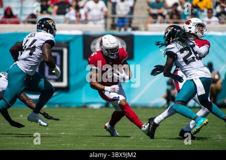 26 septembre 2021, Jacksonville, Floride, États-Unis : Arizona Cardinals Running back JAMES CONNER (6) coupe entre le linebacker moyen des Jaguars de Jacksonville MYLES JACK (44) et le cornerback des Jaguars de Jacksonville SHAQUILL GRIFFIN (26) au deuxième trimestre au TIAA Bank Field à Jacksonville, Floride. Les Cardinals de l'Arizona battent les Jaguars de Jacksonville 31-19. (Crédit image : © Michael Johnson/ZUMA Press Wire) Banque D'Images
