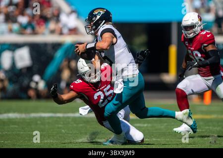 26 septembre 2021, Jacksonville, Floride, États-Unis : le quarterback des Jaguars de Jacksonville, TREVOR LAWRENCE (16 ans), tente de dépasser le linebacker des Arizona Cardinals, ZAVEN COLLINS (25 ans), dans la quatrième au TIAA Bank Field à Jacksonville, en Floride. Les Cardinals de l'Arizona battent les Jaguars de Jacksonville 31-19. (Crédit image : © Michael Johnson/ZUMA Press Wire) Banque D'Images