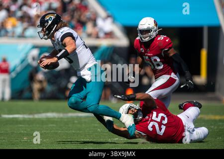 26 septembre 2021, Jacksonville, Floride, États-Unis : le quarterback des Jaguars de Jacksonville, TREVOR LAWRENCE (16 ans), est chassé par le linebacker des Arizona Cardinals, ZAVEN COLLINS (25 ans), quatrième au TIAA Bank Field à Jacksonville, Floride. Les Cardinals de l'Arizona battent les Jaguars de Jacksonville 31-19. (Crédit image : © Michael Johnson/ZUMA Press Wire) Banque D'Images