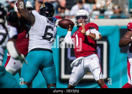 26 septembre 2021, Jacksonville, Floride, USA : le quarterback des Arizona Cardinals Kyler MURRAY (1) fait le lancer de la poche contre les Jaguars de Jacksonville au quatrième quart-temps au TIAA Bank Field à Jacksonville, Floride. Les Cardinals de l'Arizona battent les Jaguars de Jacksonville 31-19. (Crédit image : © Michael Johnson/ZUMA Press Wire) Banque D'Images