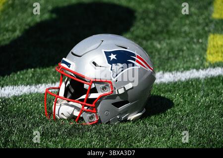 Dimanche 26 septembre 2021 : un casque des New England Patriots est posé sur le gazon pendant le match de football NFL entre les New Orleans Saints et les New England Patriots au Gillette Stadium, à Foxborough, Massachusetts. Les Saints battent les Patriotes 28-13. Eric Canha/CSM(image de crédit : &copy ; Eric Canha/CSM via ZUMA Wire) Banque D'Images