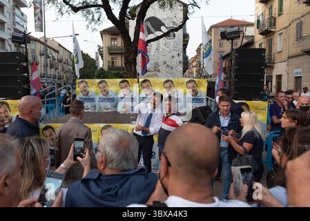 29 septembre 2021, Turin, Italie : MATTEO SALVINI plaisante avec les électeurs et les fans lors de sa campagne à Turin. (Crédit image : © Matteo Secci/ZUMA Press Wire Service) Banque D'Images