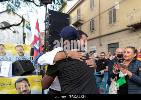 29 septembre 2021, Turin, Italie : MATTEO SALVINI plaisante avec les électeurs et les fans lors de sa campagne à Turin. (Crédit image : © Matteo Secci/ZUMA Press Wire Service) Banque D'Images
