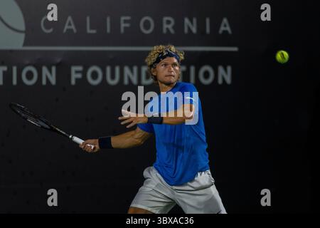 30 septembre 2021, San Diego, Californie, États-Unis : AUGUST HOLMGREN, des États-Unis, revient un coup de son adversaire Grigor Dimitrov, de Bulgarie, au tournoi de tennis de l'Open de San Diego. Le match initial de Dimitrov devait être avec Felix Auger-Aliassime du Canada, Auger-Aliassime a été blessé et a dû abandonner alors Holmgren, un étudiant à l'Université de San Diego et classé 290e a été appelé à concourir. (Crédit image : © David Barak/ZUMA Press Wire) Banque D'Images