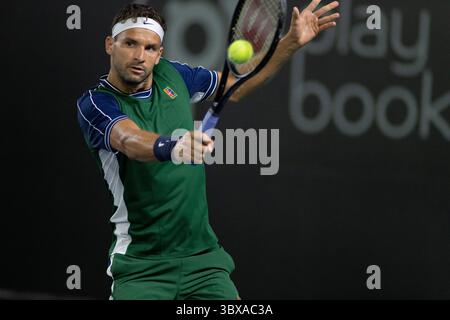30 septembre 2021, San Diego, Californie, États-Unis : GRIGOR DIMITROV, de Bulgarie, remet un coup à son adversaire August Holmgren, des États-Unis, au tournoi de tennis de l'Open de San Diego. Le match initial de Dimitrov devait être avec Felix Auger-Aliassime du Canada, Auger-Aliassime a été blessé et a dû abandonner alors Holmgren, un étudiant à l'Université de San Diego et classé 290e a été appelé à concourir. (Crédit image : © David Barak/ZUMA Press Wire) Banque D'Images