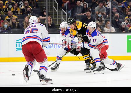 Samedi 2 octobre 2021 : le défenseur des Bruins de Boston Brady Lyle (79) affronte l’aile droite des Rangers de New York Julien Gauthier (12) et le centre Kevin Rooney (17) lors d’un match d’avant-saison dans la LNH entre les Rangers de New York et les Bruins de Boston qui s’est tenu au TD Garden, à Boston, Mass. Les Rangers battent les Bruins 4-3 en prolongation. Eric Canha/CSM(image de crédit : &copy ; Eric Canha/CSM via ZUMA Wire) Banque D'Images
