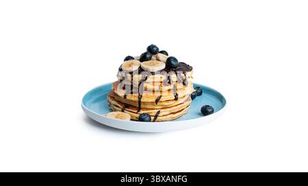 Crêpes aux baies et au chocolat isolées sur fond blanc. Photo de haute qualité Banque D'Images