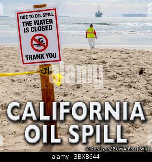 4 octobre 2021, Huntington Beach, Californie, États-Unis : un panneau est affiché 'en raison d'un déversement d'hydrocarbures ; l'eau est fermée.' Des volontaires environnementaux ont continué de nettoyer le pétrole et les résidus qui ont débarqué à Bolsa Chica State Beach et dans les zones humides de Bolsa Chica. Le déversement de pétrole de l'oléoduc a entraîné la fermeture de plages le long d'un tronçon de vingt milles du comté d'Orange. (Crédit image : © Ron Lyon/ZUMA Press Wire) Banque D'Images