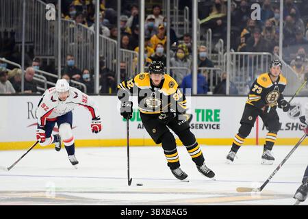 Mercredi 6 octobre 2021 : Tomas Nosek (92 ans), l’aile gauche des Bruins de Boston, s’envole avec la rondelle lors d’un match d’avant-saison de la LNH entre le Washington Capital et les Bruins de Boston, qui se tient au TD Garden, à Boston, Mass. Eric Canha/CSM(image de crédit : &copy ; Eric Canha/CSM via ZUMA Wire) Banque D'Images