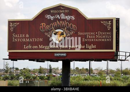 6 octobre 2021, LES VILLAGES, Floride, États-Unis : un panneau guide les navetteurs vers les districts de développement communautaire de Brownwood (CDD), l'un des 17 districts spéciaux sur SR44 en route vers la communauté des villages le mercredi 6 octobre 2021, dans le comté de Sumter, Floride. (Crédit image : © Douglas R. Clifford/Tampa Bay Times via ZUMA Press Wire) Banque D'Images