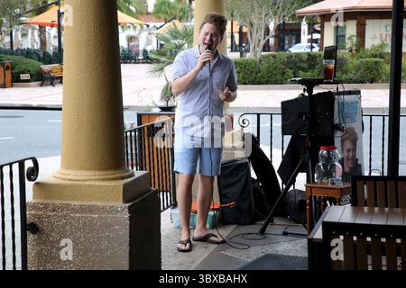 6 octobre 2021, LADY LAKE, Floride, États-Unis : le chanteur et interprète Ross Getek, 22 ans, de Spanish Springs, interprète My Girl tout en divertissant des invités au Margarita Republic Caribbean Grill and Bar sur Spanish Springs Town Square dans les villages, à Lady Lake, en Floride. (Crédit image : © Douglas R. Clifford/Tampa Bay Times via ZUMA Press Wire) Banque D'Images