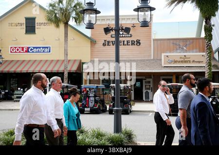 6 octobre 2021, LES VILLAGES, Floride, USA : des piétons circulent sur W. Torch Lake Docat heure du déjeuner le mercredi 6 octobre 2021, dans la communauté Brownwood Paddock Square de la communauté villages de Lady Lake. (Crédit image : © Douglas R. Clifford/Tampa Bay Times via ZUMA Press Wire) Banque D'Images