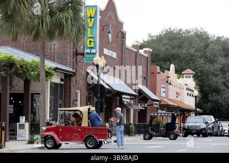 6 octobre 2021, LADY LAKE, Floride, États-Unis : WVLG (640 AM) Radio, la station de radio officielle des villages, est nichée dans la bande au 1100 main Street le mercredi, Oct. 6, 2021, dans la Spanish Springs Town Square des villages, à Lady Lake, FL. (Crédit image : © Douglas R. Clifford/Tampa Bay Times via ZUMA Press Wire) Banque D'Images