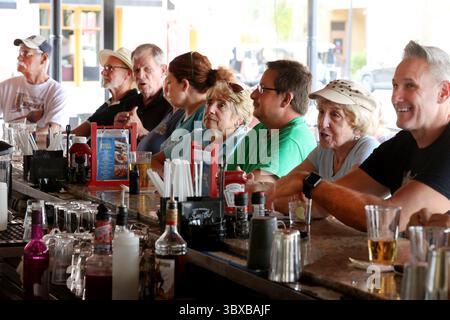 6 octobre 2021, LADY LAKE, Floride, États-Unis : le bar est emballé alors que les visiteurs s'installent pour boire un verre pendant l'heure du déjeuner le mercredi 6 octobre 2021, à l'Amerikanos grille sur la Spanish Springs Town Square dans les villages, à Lady Lake, Floride. (Crédit image : © Douglas R. Clifford/Tampa Bay Times via ZUMA Press Wire) Banque D'Images