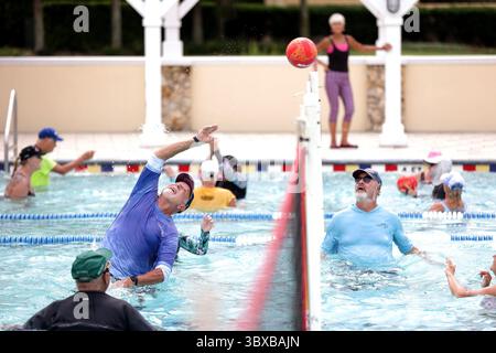 6 octobre 2021, LES VILLAGES, Floride, États-Unis : les aînés jouent un match de volleyball le mercredi 6 octobre 2021, avec le club de volleyball aquatique New Wave qui se réunit mensuellement au Lake Miona Pool and Recreation Center dans la communauté des villages de Lady Lake. (Crédit image : © Douglas R. Clifford/Tampa Bay Times via ZUMA Press Wire) Banque D'Images