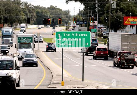 6 octobre 2021, LES VILLAGES, Floride, États-Unis : un panneau guide les navetteurs vers les villages sur SR44 à l'intersection de US301 le mercredi 6 octobre 2021, à Wildwood, FL. (Crédit image : © Douglas R. Clifford/Tampa Bay Times via ZUMA Press Wire) Banque D'Images