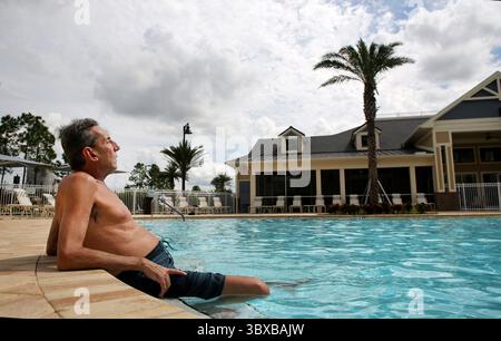 6 octobre 2021, LES VILLAGES, Floride, USA : Jerry Leonardi, 64, profite du soleil tout en se relaxant dans la piscine au centre de loisirs Trillium le mercredi 6 octobre 2021, près de sa maison dans les appartements Lofts dans la communauté Brownwood Paddock Square des villages de Lady Lake. (Crédit image : © Douglas R. Clifford/Tampa Bay Times via ZUMA Press Wire) Banque D'Images