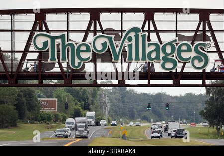 6 octobre 2021, LES VILLAGES, Floride, États-Unis : les voiturettes de golf coulent sur un pont sur SR44 le mercredi 6 octobre 2021 près de Brownwood Paddock Square dans la communauté des villages dans le comté de Sumter, FL. (Crédit image : © Douglas R. Clifford/Tampa Bay Times via ZUMA Press Wire) Banque D'Images