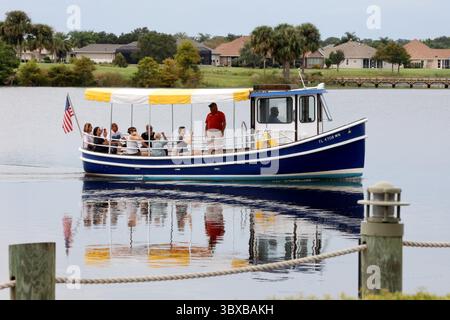 6 octobre 2021, LADY LAKE, Floride, États-Unis : un bateau guide les passagers le long d'une portion du lac Sumpter près des quais de Lake Sumpter Landingâ Market Square, le mercredi 6 octobre 2021, dans les villages de Lady Lake, FL. (Crédit image : © Douglas R. Clifford/Tampa Bay Times via ZUMA Press Wire) Banque D'Images