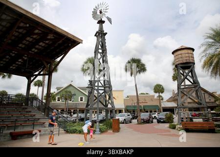 6 octobre 2021, LES VILLAGES, Floride, USA : Steven Yates, 36 ans, et sa femme Rubi Yates, 35 ans, passent du temps avec leur fille de deux ans, Aubrey Yates, lors de leur visite de Brownwood Paddock Square le mercredi 6 octobre 2021, dans la communauté des villages de Lady Lake. Les Yatesâ€™ vivent dans la communauté de Bison Valley, qui a un quartier familial (Bison Valley) dans la partie comté de Sumter des villages. (Crédit image : © Douglas R. Clifford/Tampa Bay Times via ZUMA Press Wire) Banque D'Images