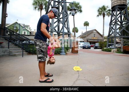 6 octobre 2021, LES VILLAGES, Floride, USA : Steven Yates, 36, profite du temps avec sa fille de deux ans, Aubrey Yates, lors de la visite de Brownwood Paddock Square le mercredi 6 octobre 2021, dans la communauté des villages de Lady Lake. Les Yatesâ€™ vivent dans la communauté de Bison Valley, qui a un quartier familial (Bison Valley) dans la partie comté de Sumter des villages. (Crédit image : © Douglas R. Clifford/Tampa Bay Times via ZUMA Press Wire) Banque D'Images