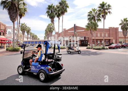 6 octobre 2021, LADY LAKE, Floride, États-Unis : le trafic de voiturettes de golf est stable le mercredi 6 octobre 2021, à Sumpter Landingâ€™s Market Square dans les villages de Lady Lake, FL. (Crédit image : © Douglas R. Clifford/Tampa Bay Times via ZUMA Press Wire) Banque D'Images