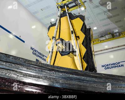 17 décembre 2020 : le pare-soleil Nasas James Webb se déploie avec succès et se met en tension lors des essais finaux... allongé à la taille d'un court de tennis, le pare-soleil à cinq couches du télescope spatial James Webb entièrement assemblé NASAS a complété avec succès une dernière série de tests de déploiement et de tension à grande échelle. Cette étape met l'observatoire un peu plus près de son lancement en 2021... C'est l'une des plus grandes réalisations de Webbs en 2020, a déclaré Alphonso Stewart, responsable des systèmes de déploiement Webb pour le NASAS Goddard Space Flight Center à Greenbelt, Maryland. Nous avons pu synchroniser précisément le Mo de dépliage Banque D'Images