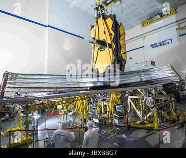 17 décembre 2020 : le pare-soleil Nasas James Webb se déploie avec succès et se met en tension lors des essais finaux... allongé à la taille d'un court de tennis, le pare-soleil à cinq couches du télescope spatial James Webb entièrement assemblé NASAS a complété avec succès une dernière série de tests de déploiement et de tension à grande échelle. Cette étape met l'observatoire un peu plus près de son lancement en 2021... C'est l'une des plus grandes réalisations de Webbs en 2020, a déclaré Alphonso Stewart, responsable des systèmes de déploiement Webb pour le NASAS Goddard Space Flight Center à Greenbelt, Maryland. Nous avons pu synchroniser précisément le Mo de dépliage Banque D'Images