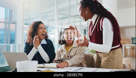 Femme, groupe et applaudissements avec projet d'université, réalisation ou motivation pour le succès sur le campus. Fille, étudiants excités et amis avec célébration Banque D'Images