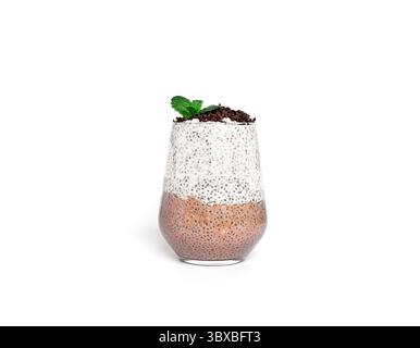 Pudding au chia au chocolat et à la menthe isolés sur fond blanc. Parfait au chocolat. Un dessert sain. Photo de haute qualité Banque D'Images