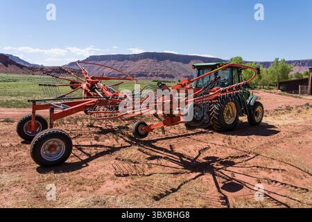 6 juillet 2021, Moab, Utah, États-Unis : un râteau rotatif combine de plus petites rangées de foin en une rangée plus grande pour réduire le nombre de passages requis par la machine de pressage. (Crédit image : © Jon G. Fuller/VW pics via ZUMA Press Wire) Banque D'Images