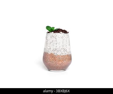 Pudding au chia au chocolat et à la menthe isolés sur fond blanc. Parfait au chocolat. Un dessert sain. Banque D'Images