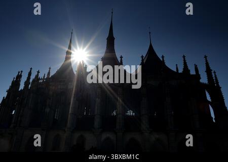 9 octobre 2021, Kutna Hora, République tchèque : lever de soleil de l'église historique Sainte-Barbara à Kutna Hora en République tchèque. L'église Sainte-Barbara est une église catholique romaine de Kutna Hora dans le style d'une cathédrale, et est parfois appelée la cathédrale de Sainte-Barbara. C'est l'une des églises gothiques les plus célèbres d'Europe centrale et c'est un site du patrimoine mondial de l'UNESCO. (Crédit image : © Slavek Ruta/ZUMA Press Wire) Banque D'Images