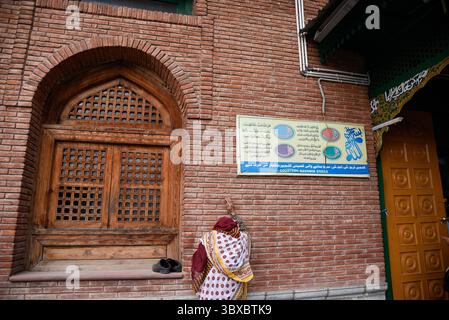 10 octobre 2021, Srinagar, Jammu-et-Cachemire, Inde : une femme musulmane cachemire tombe en panne alors qu'elle prie devant le sanctuaire de Khawaja Naqshband à Srinagar. Des milliers de musulmans se sont rassemblés au sanctuaire de Saint Khwaja Naqshband soufi pour offrir des prières de messe spéciales traditionnelles ''Khawaja Digar''' pour marquer les URS de Saint Khwaja Naqshband soufi à son sanctuaire à Srinagar. (Crédit image : © Idrees Abbas/SOPA images via ZUMA Press Wire) Banque D'Images